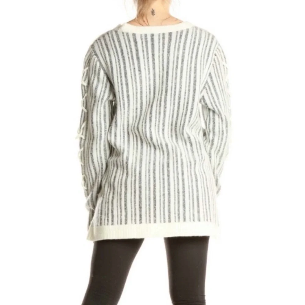 ROCK & REPUBLIC Women’s Striped Long Sleeve Sweater Size Medium - Picture 8 of 15